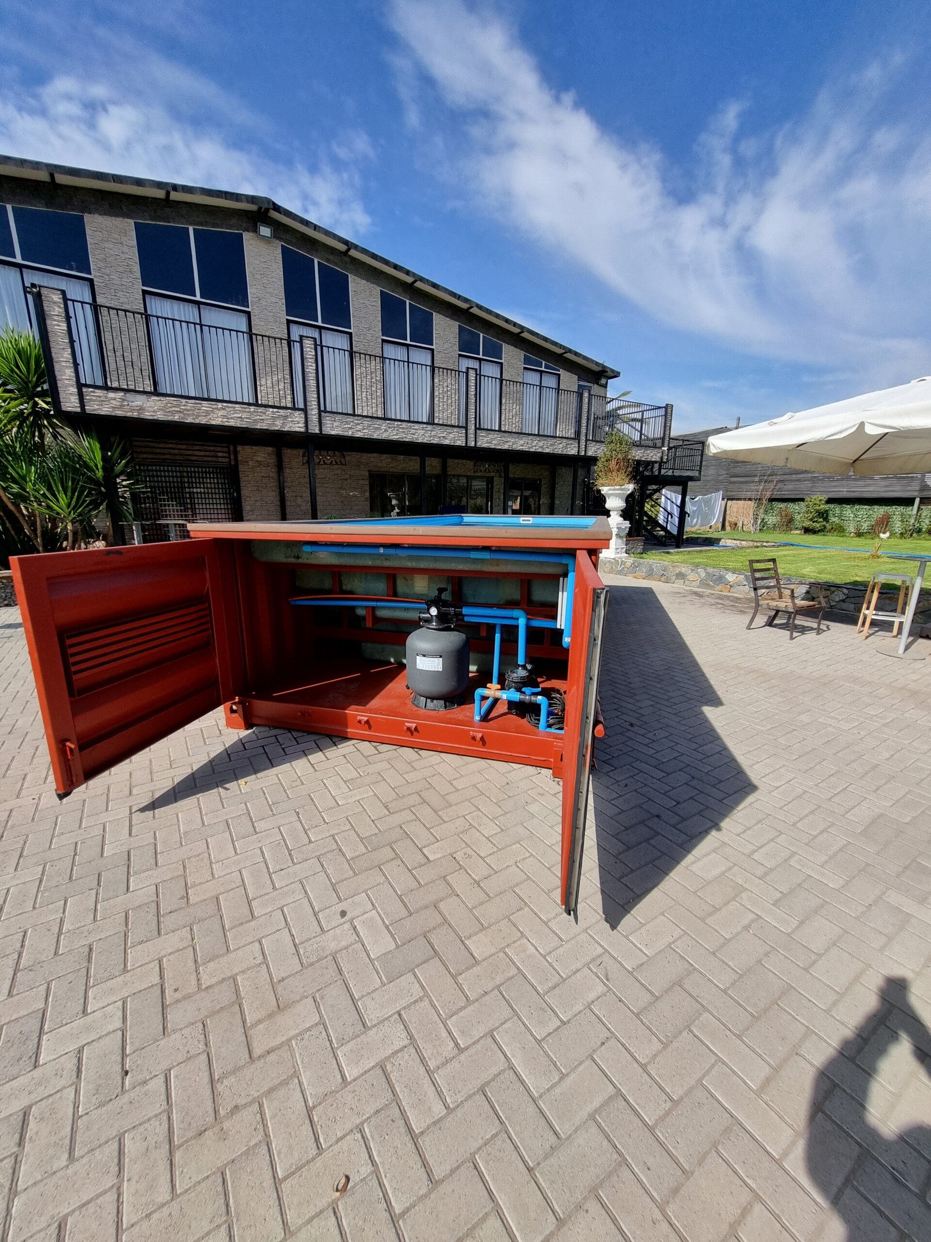 Piscinas Container Donde Sea de 20 Pies Edición Roja vista trasera equipamientos