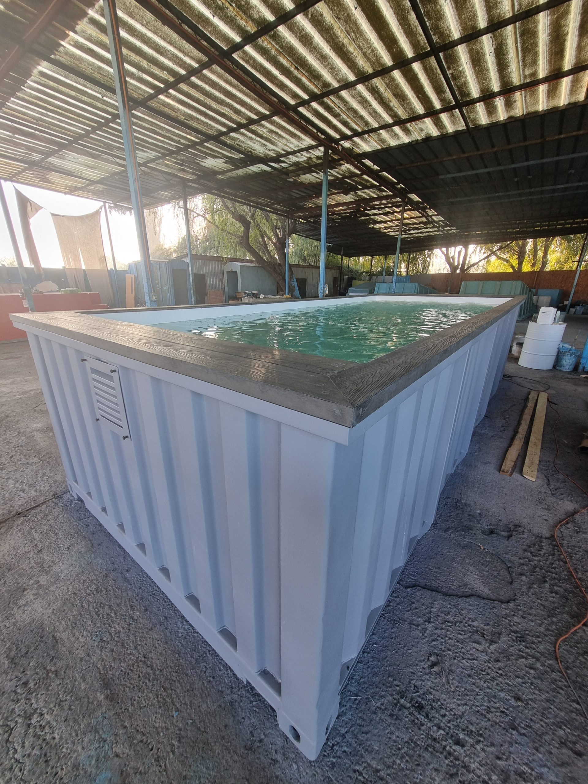 Piscina container Donde Sea de 20 pies color gris claro con terminación Deck color gris oscuro