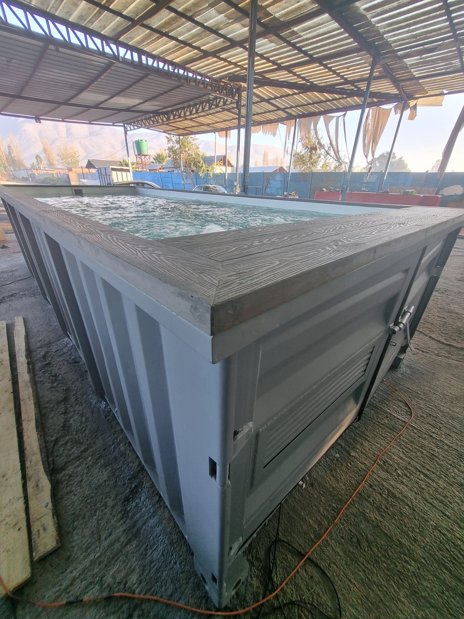 Piscina container Donde Sea de 20 pies color gris claro con terminación Deck color gris oscuro