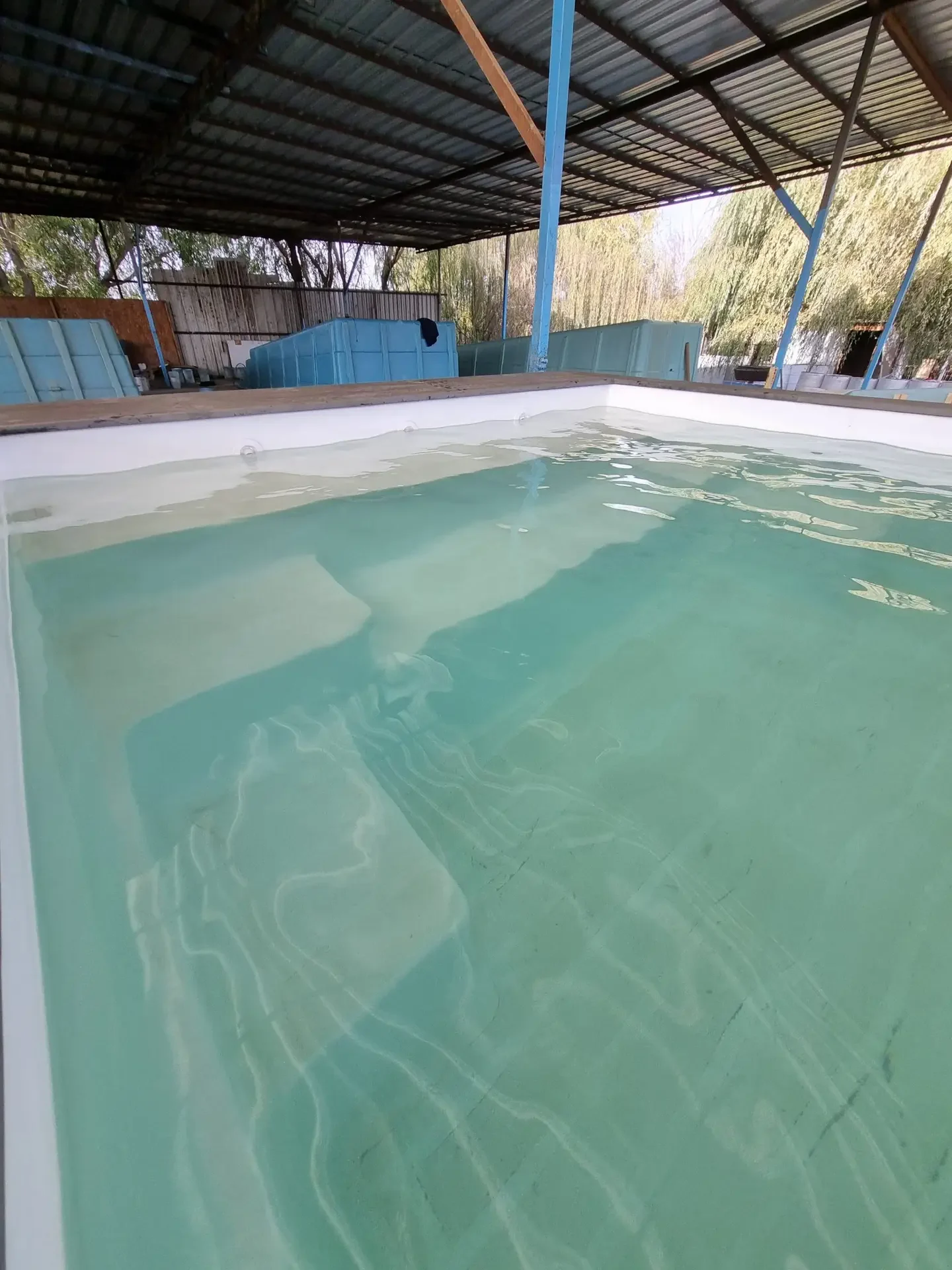 Piscina container Donde Sea de 20 pies color gris claro con terminación Deck color gris oscuro