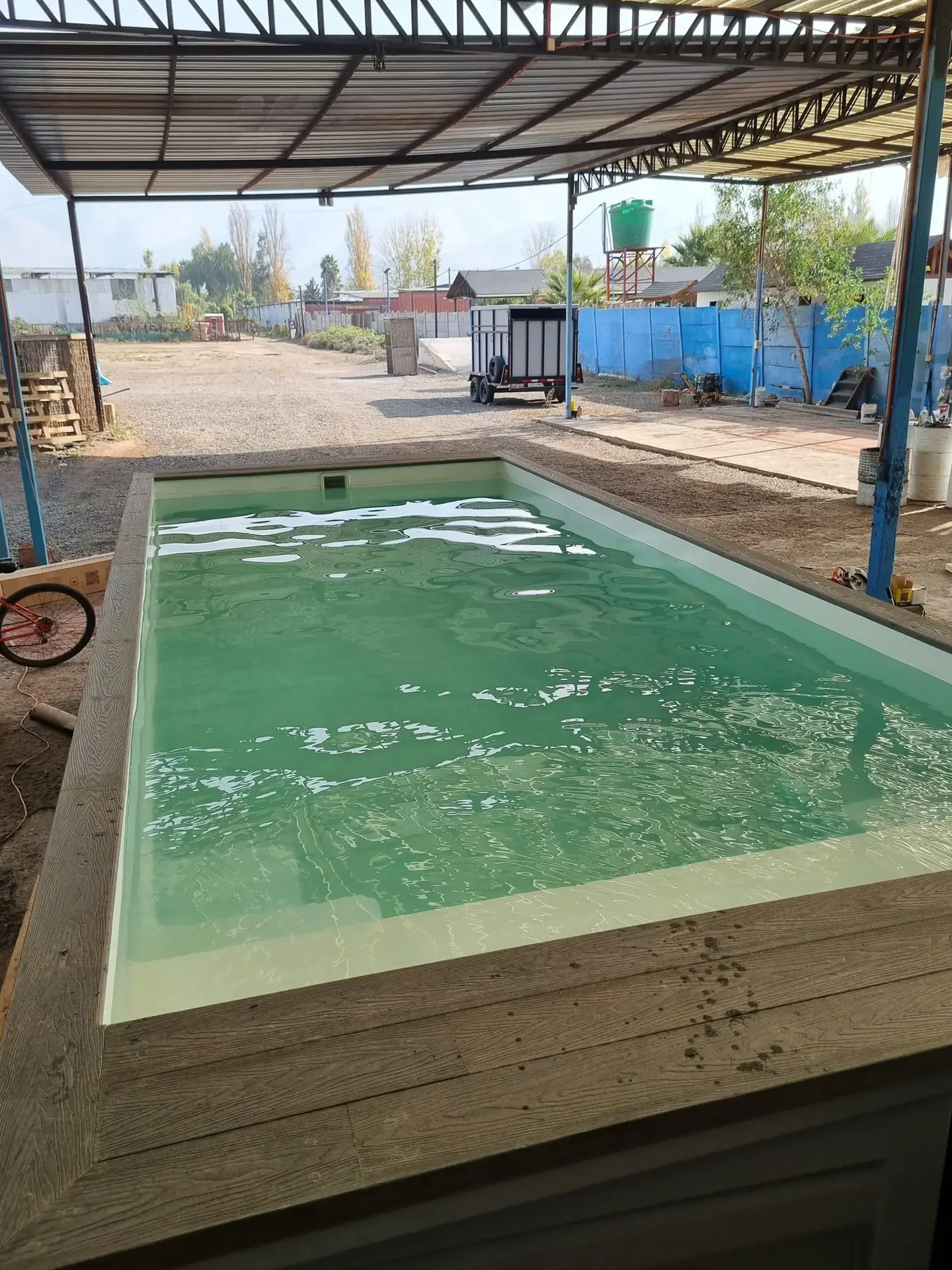 Piscina container Donde Sea de 20 pies color gris claro con terminación Deck color gris oscuro
