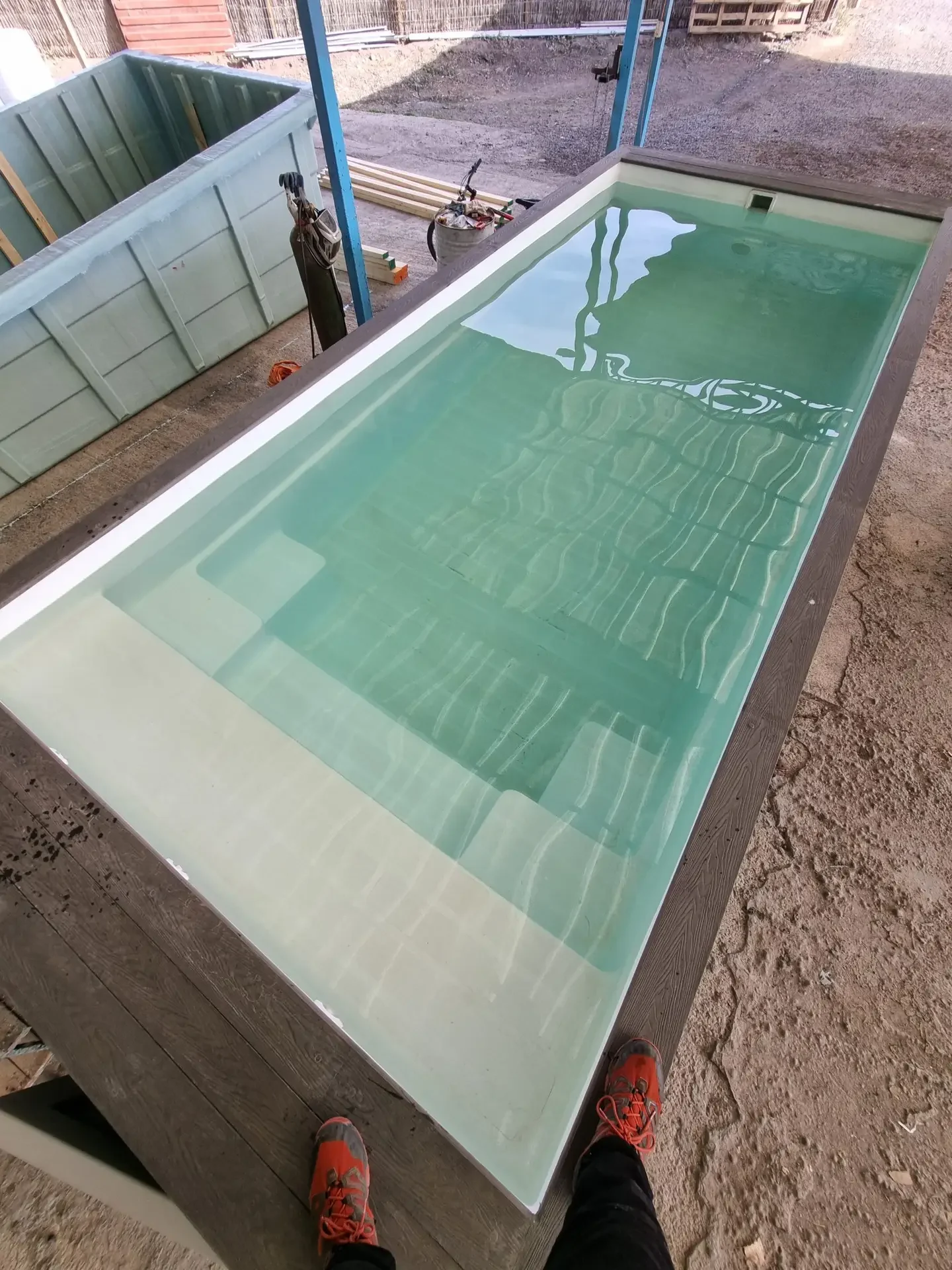 Piscina container Donde Sea de 20 pies color gris claro con terminación Deck color gris oscuro