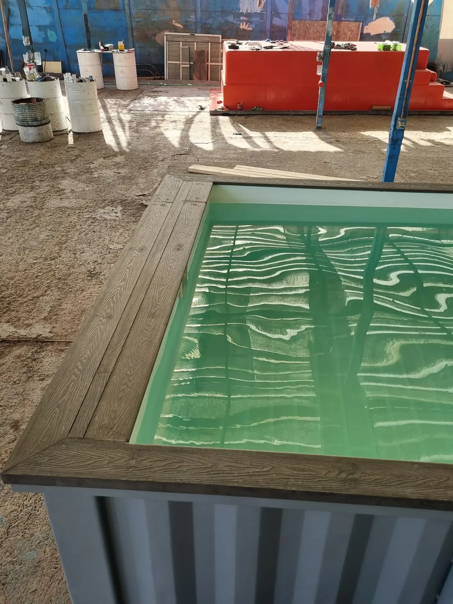 Piscina container Donde Sea de 20 pies color gris claro con terminación Deck color gris oscuro