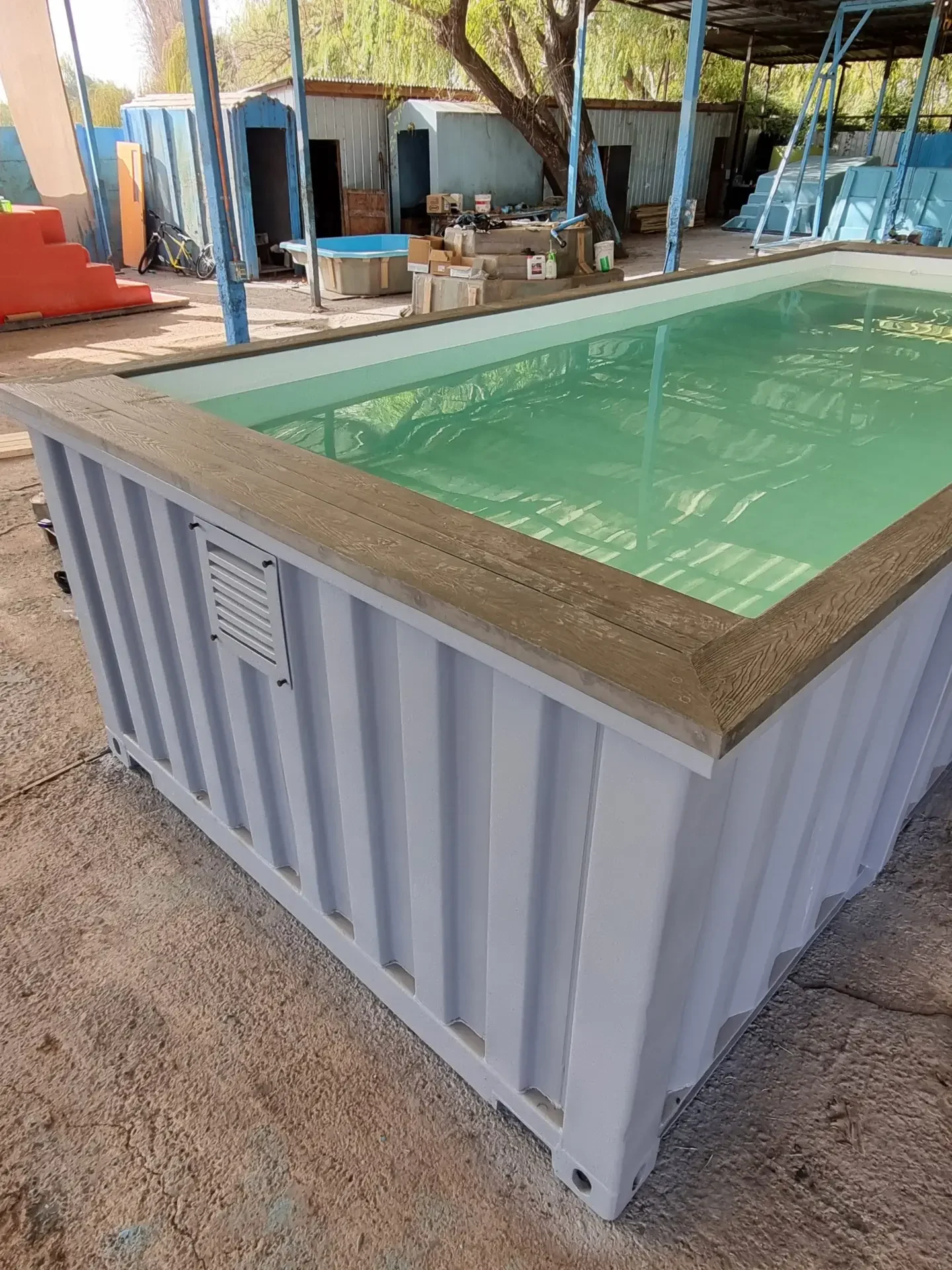 Piscina container Donde Sea de 20 pies color gris claro con terminación Deck color gris oscuro