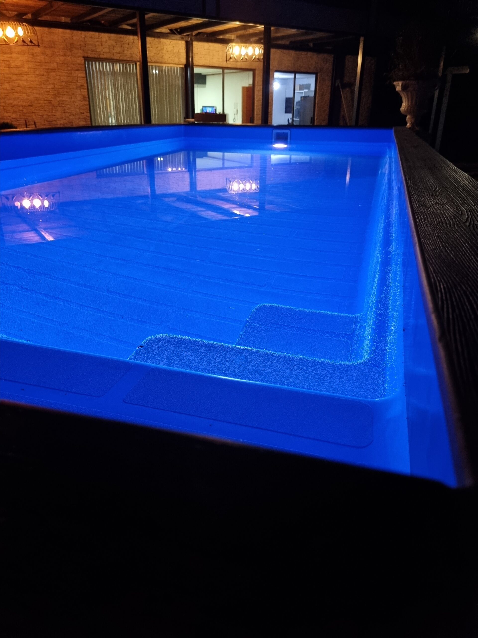 Piscina Container Donde Sea Roja Toma Nocturna cercana