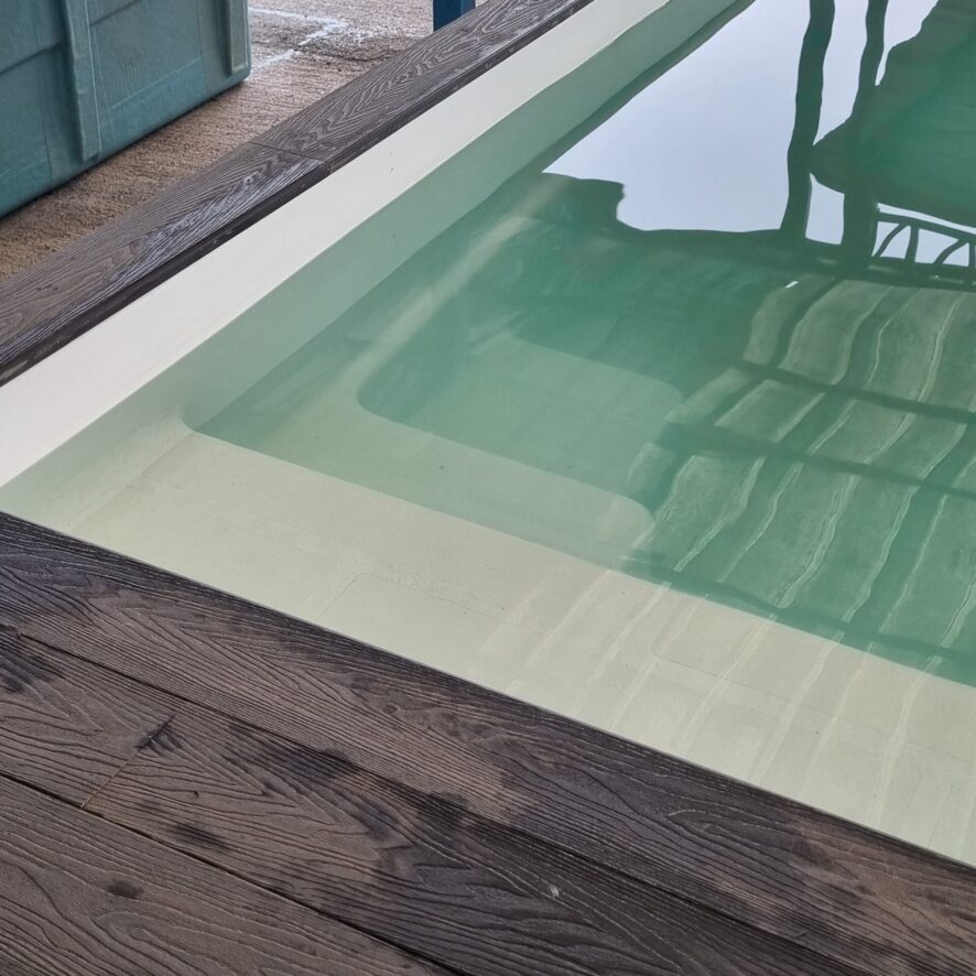 Piscina Container Donde Sea Gris con piscina de fibra de vidrio blanca foto desde cerca