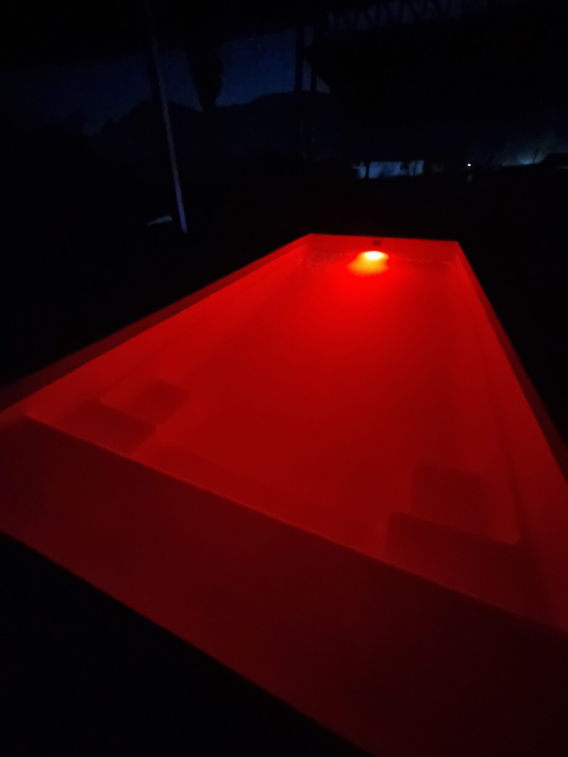 Piscina Container Donde Sea Gris con piscina de fibra de vidrio blanca foto nocturna luz roja