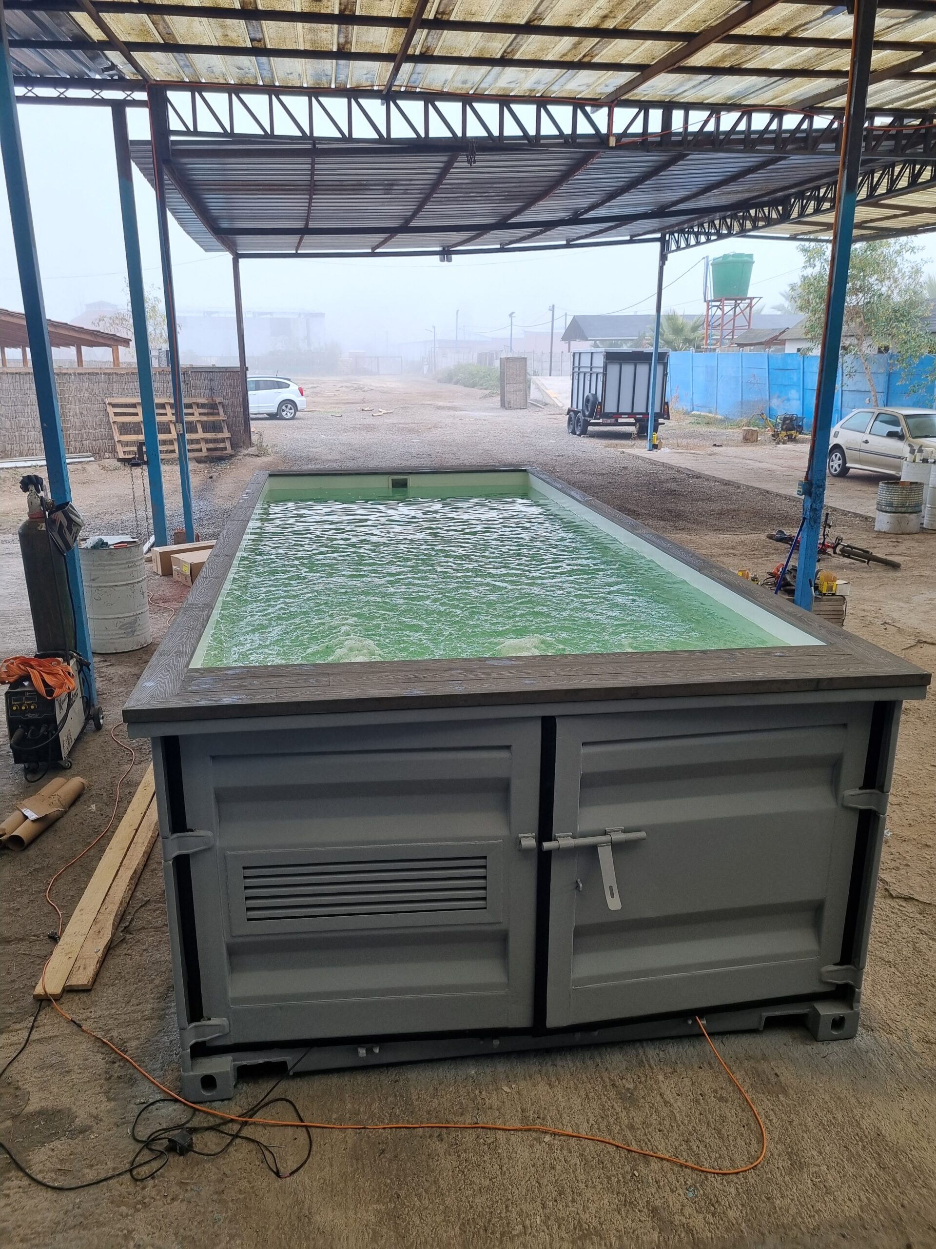 Piscina Container Donde Sea Gris con piscina de fibra de vidrio blanca